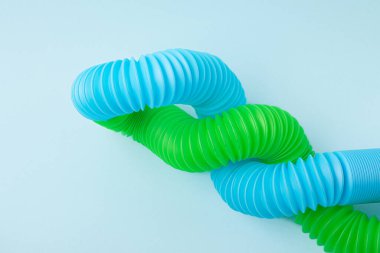 Negatif alanlı çok renkli pop tüplerinden kompozisyonun yakın çekimi. Çocuklar için moda anti-stres oyuncağı..