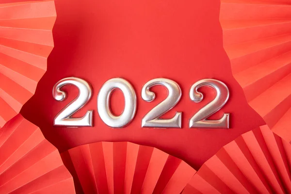 Números Prata 2022 Fundo Vermelho Belos Fãs Decorativos Redor Fundo — Fotografia de Stock