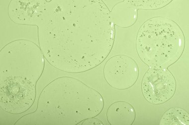 Sıvı kozmetik jelin üst görünümü ve pastel arka planda kabarcıklı bir yapısı var. Kozmetik modelleme kadar iyi..