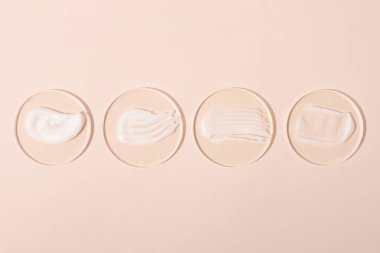 Akrilik podyumlardaki kozmetik kremin üst görüntüsü, farklı swattler. Pastel renkler, kopyalama alanı. Kozmetik mokkupası kadar iyi. Yatay fotoğraf..