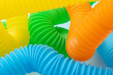 Çok renkli pop tüplerinin yakın çekimleri. Çocuklar için moda anti-stres oyuncağı..