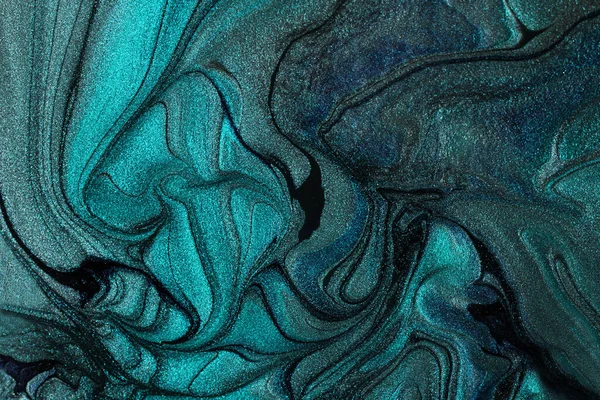 液体ネイルポリッシュの美しいシマー汚れ 緑と青の色 ストライプペイントテクスチャ 流体芸術技術のネイル漆の流れの背景 ミニマリズムの概念 コピースペース 水平写真 — ストック写真