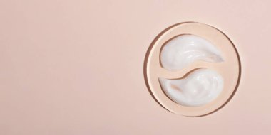 Akrilik podyumdaki kozmetik kremin üst görüntüsü yin yangına benziyor. Pastel renkler, kopyalama alanı. Kozmetik modelleme kadar iyi, büyük pankart..