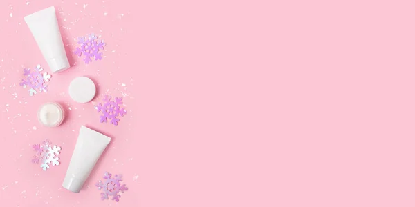 Zusammensetzung Aus Leeren Kosmetikbehältern Und Glitzernden Schneeflocken Auf Rosa Hintergrund — Stockfoto