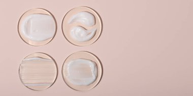 Akrilik podyumlardaki kozmetik kremin üst görüntüsü, farklı swattler. Pastel renkler, kopyalama alanı. Kozmetik mokkupası kadar iyi. Yatay fotoğraf..