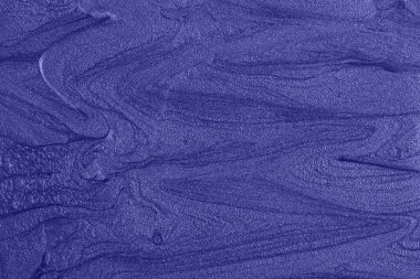 Sıvı tırnak cilasının güzel mor lekeleri, akışkan sanat teknikleri. Tek renkli mermer zemin. Sıvı çizgili boya dokusu. Tırnak laquer akışı modern fon düşüşü..