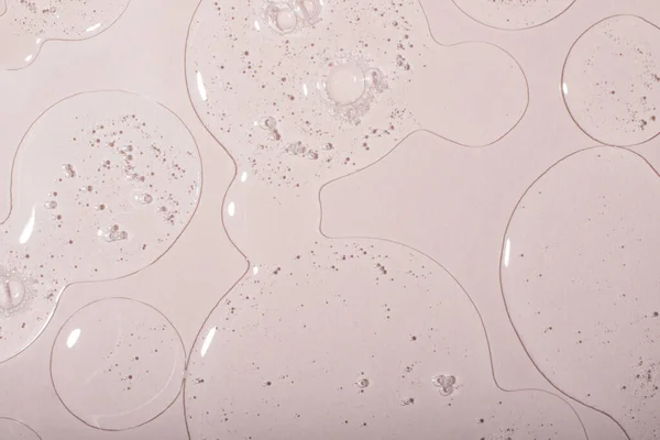 Sıvı kozmetik jelin üst görünümü ve pastel arka planda kabarcıklı bir yapısı var. Kozmetik modelleme kadar iyi..
