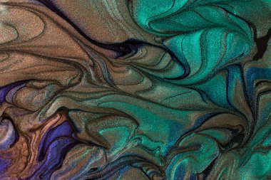 Sıvı tırnak cilasının güzel turkuaz lekeleri, sıvı sanat teknikleri. Tek renkli mermer arka plan. Sıvı çizgili boya dokusu. Tırnak macunu akışı modern arka fon..