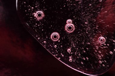 Sıvı smear, pembe arka planda kozmetik örnekleri. Üst görünüm, antibakteriyel sıvı yüzey. Arka plan ya da model olarak iyi..