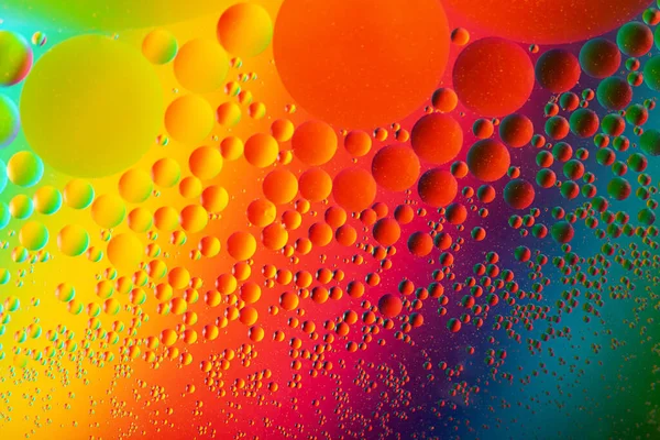 Macro photography of the oil drops on the water surface.Cosmic circles looks like molecule structure.background with copy space, good as template. — стоковое фото