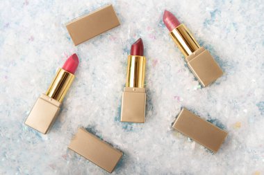 Beyaz kardaki açık ruj manzarası, Noel kozmetik konsepti..