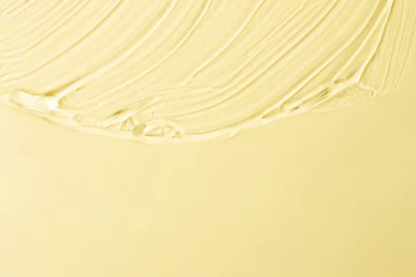 Καλλυντική υφή gel στο παστέλ κίτρινο φόντο.Copy χώρο για κείμενο, mockup έννοια. — Φωτογραφία Αρχείου
