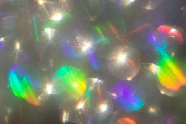 Parlayan parıltılarla odaklanmış soyut siyah arkaplan. Örtülü katman kadar iyi. Parlayan parıltılarla odaklanmış soyut arkaplan..