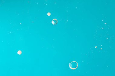 Mavi arkaplanda kozmetik desenli jel. Metin ve model konsepti için alanı kopyala.