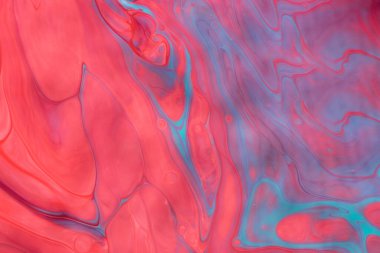 Renkli tırnak törpüsü, pembe ve mavi renklerin soyut arkaplanı. Yatay yönelim.