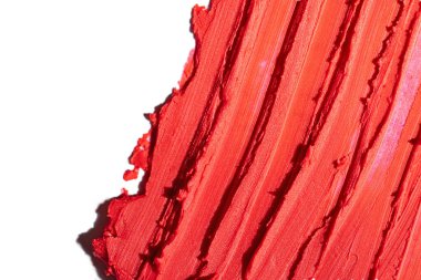 Beyaz arkaplanda izole edilmiş, soyut kırmızı ruj lekesi..