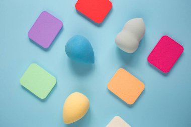 Farklı kozmetik süngerlerinin üst görünümü, her çeşit ve biçim. Kozmetik arka plan kadar iyi..