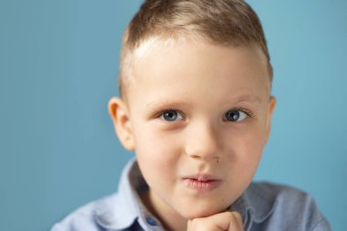 Mavi gözlü şirin bir çocuğun yakın plan portresi..