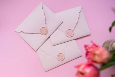 Yukarıdan çekilmiş birkaç hediye çekimleri. Yumuşak pembe renk.