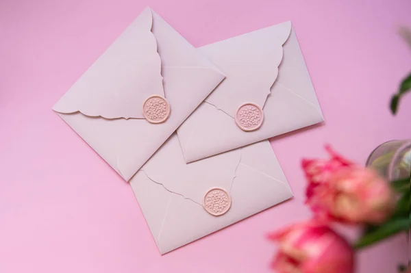 Fotografie Van Verschillende Cadeaubonnen Van Bovenaf Tender Roze Kleur — Stockfoto