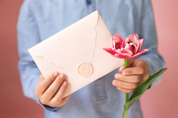 Anonieme Kind Met Roze Envelop Met Cadeaubon Tulp Zijn Handen — Stockfoto