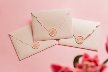 Yukarıdan çekilmiş birkaç hediye çekimleri. Yumuşak pembe renk.