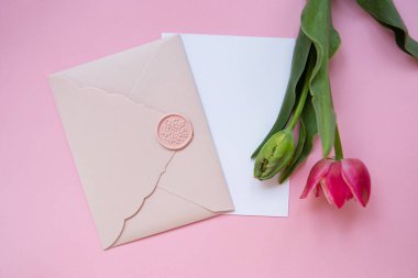 Üstünde lale olan hediye çekilişi fotoğrafı. Yumuşak pembe renk.