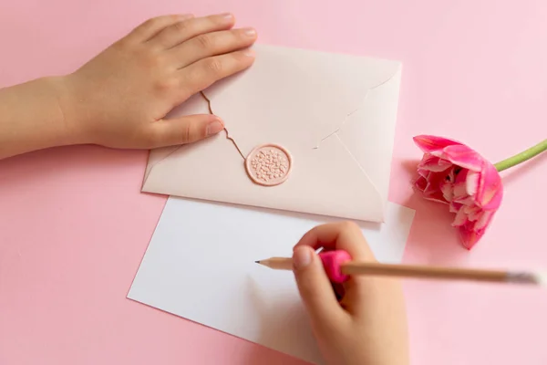 Bovenaanzicht Van Handen Van Anoniem Kind Met Roze Envelop Met — Stockfoto