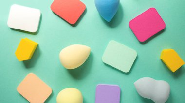 Farklı kozmetik süngerlerinin üst görünümü, her çeşit ve biçim. Kozmetik arka plan kadar iyi..