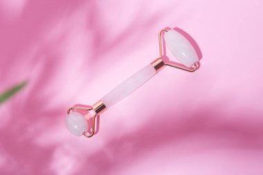 Pembe kuvarstan yüz silindiri, makyaj konsepti..