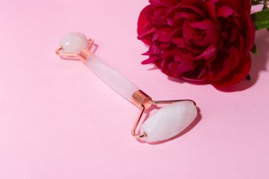 Pembe kuvarstan yüz silindiri, makyaj konsepti..