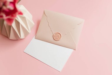 Hediye çekimleri. Yumuşak pembe renkler, bahar tatilleri..