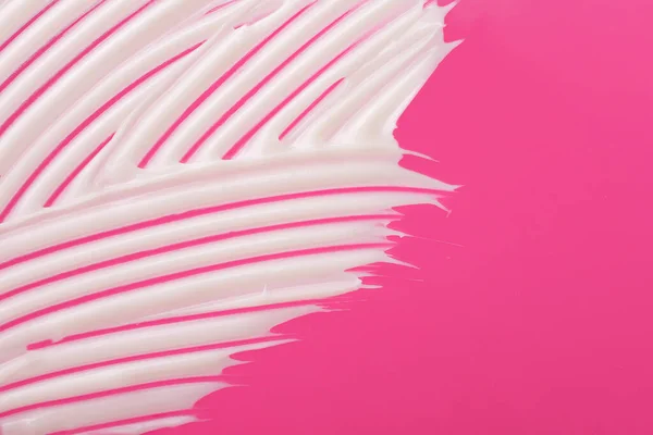 Abstrakter Abstrich Von Weißer Kosmetikcreme Auf Rosa Hintergrund Abstrakte Form — Stockfoto