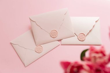 Yukarıdan birkaç hediye çekimleri. Yumuşak pembe renkler, bahar tatilleri..