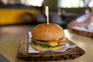 Fast food Cafe 'nin ahşap tabakta çıtır hamburger manzarası..