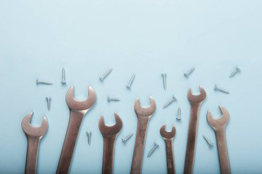 Mavi arka planda anahtar ve fındık manzarası. Babalar günü konsepti, insanın teklifi için iyi, erkekler için tebrik kartı..