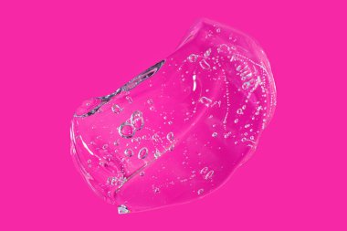 Pembe arka planda köpüklü yapısıyla sıvı kozmetik jelinin üst görüntüsü. Kozmetik modelleme kadar iyi..