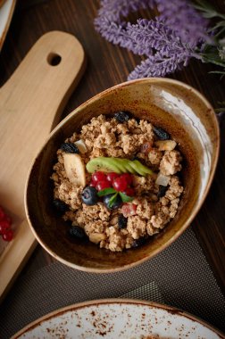 Taze böğürtlenli kuru kahvaltı manzarası, arka planda portakal suyu. Sağlıklı yemek, dikey fotoğraf..