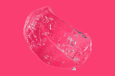 Pembe arka planda köpüklü yapısıyla sıvı kozmetik jelinin üst görüntüsü. Kozmetik modelleme kadar iyi..