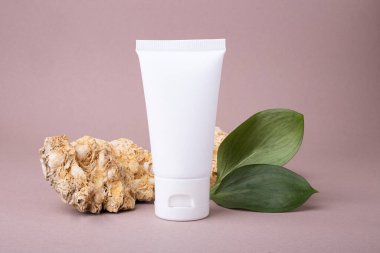 Parlak yeşil yaprakları ve doğal taşları olan boş kozmetik kabı. Çevre dostu kavram..