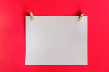 Kırmızı arka planda raptiye kalpleri olan boş bir tebrik kartı. Kopya alanı ile modelleme. 14 Şubat için iyi..