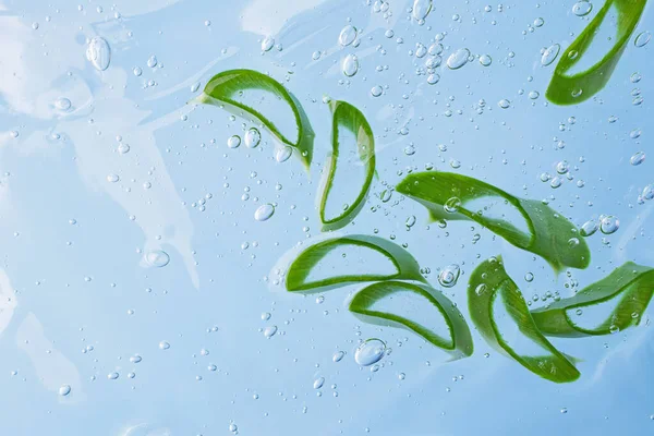 Kozmetik Jeline Baloncuklu Aloe Vera Dilimleri Kozmetik Arka Planı — Stok fotoğraf