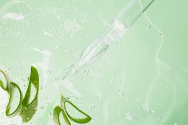 Kozmetik jel içinde bir grup aloe vera ve içinde kabarcıklar ve kozmetik pipo. Kozmetik arka plan..