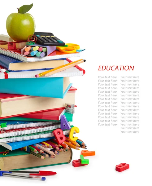 Forniture scolastiche e mela verde — Foto Stock
