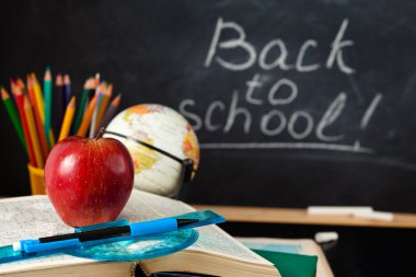 okul malzemeleri tahta karşı.