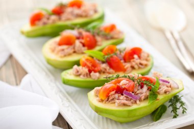avokado, ton balığı ve domates salatası.