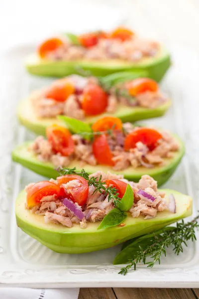 Авокадо, тунець і томатний салат . — стокове фото