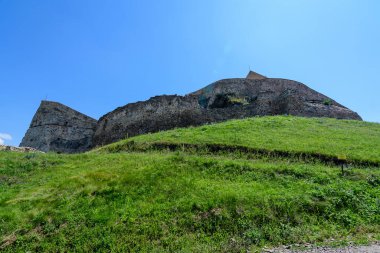 Romanya 'nın Transilvanya (Transilvanya) bölgesinin güney kesiminde, Brasov ilçesindeki yenilenmeden sonra, Rupea Kalesi (Cetatea Rupea) güneşli bir yaz gününde