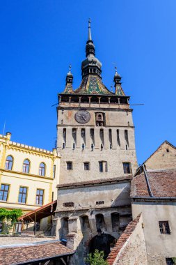 Transilvanya 'nın Transilvanya (Transilvanya) bölgesindeki UNESCO Dünya Mirası Bölgesi olan Sighisoara' nın eski merkezindeki ortaçağ kalesinin Saat Kulesi veya Konsey Kulesi, güneşli bir yaz gününde Romanya 'nın