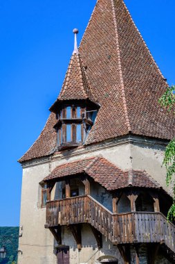 Transilvanya 'nın Transilvanya (Transilvanya) bölgesindeki UNESCO Dünya Mirası Alanı olan Sighisoara' nın eski merkezindeki ortaçağ kalesinde (Turnul Cizmarilor), güneşli bir yaz gününde